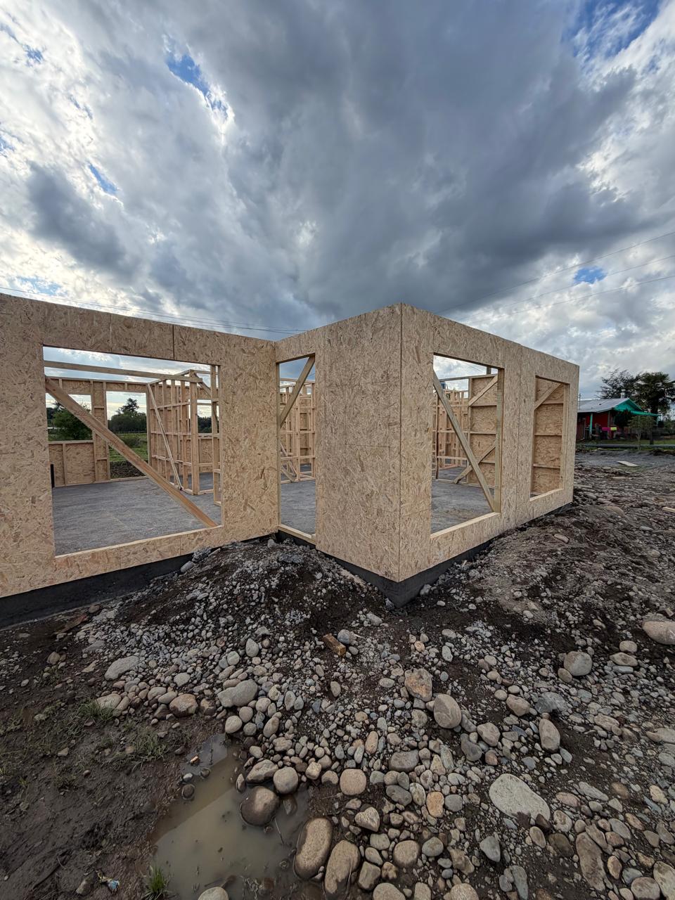 Casa en construcción montada sobre radier de hormigón