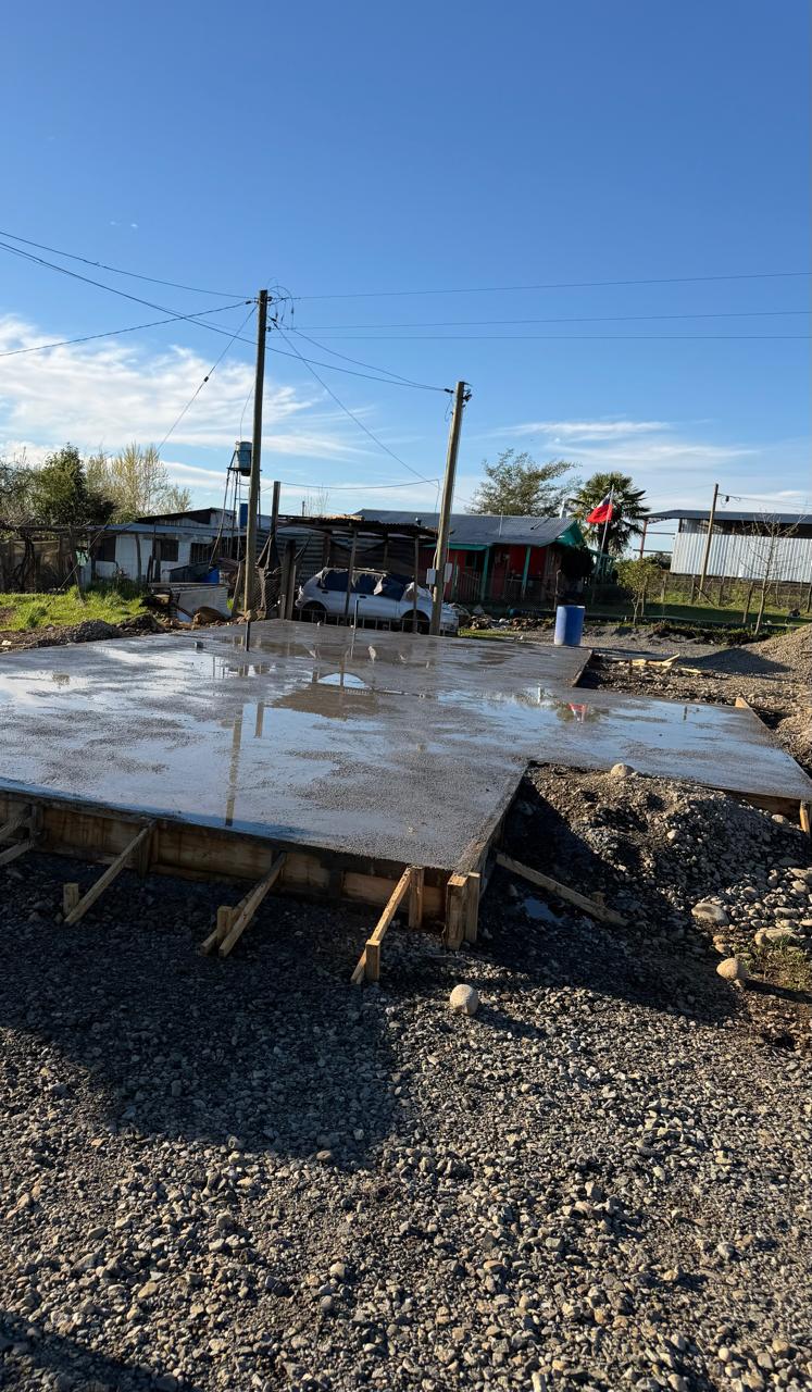 Radier de hormigón recién terminado en terreno