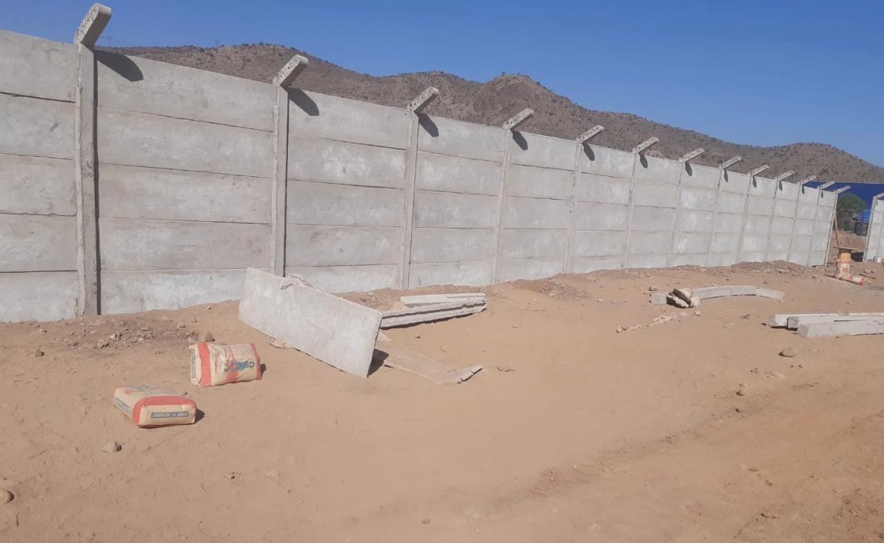Pandereta de hormigón de gran extensión instalada en obra
