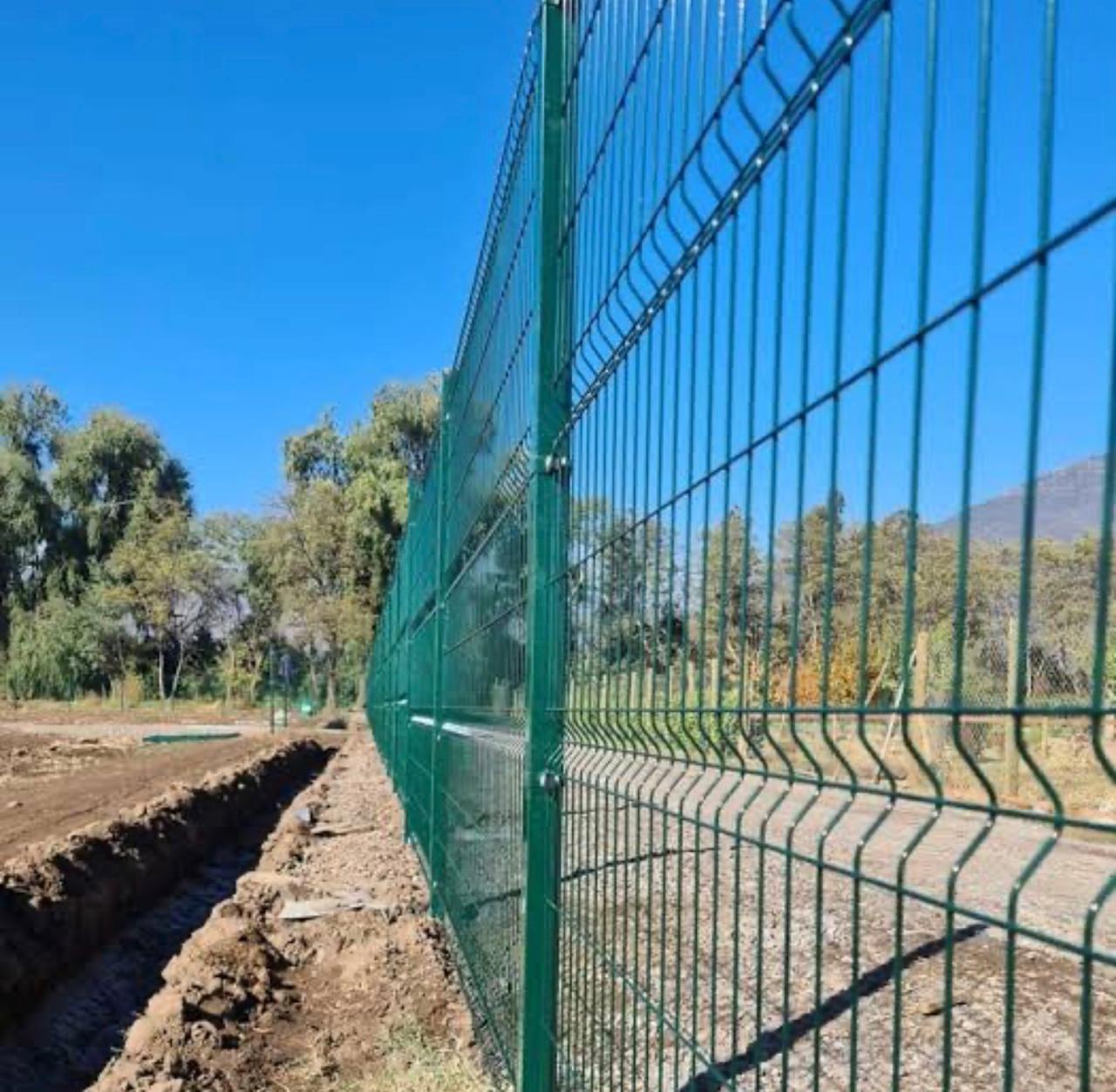 Reja Acmapor 3D verde instalada en el perímetro de una propiedad