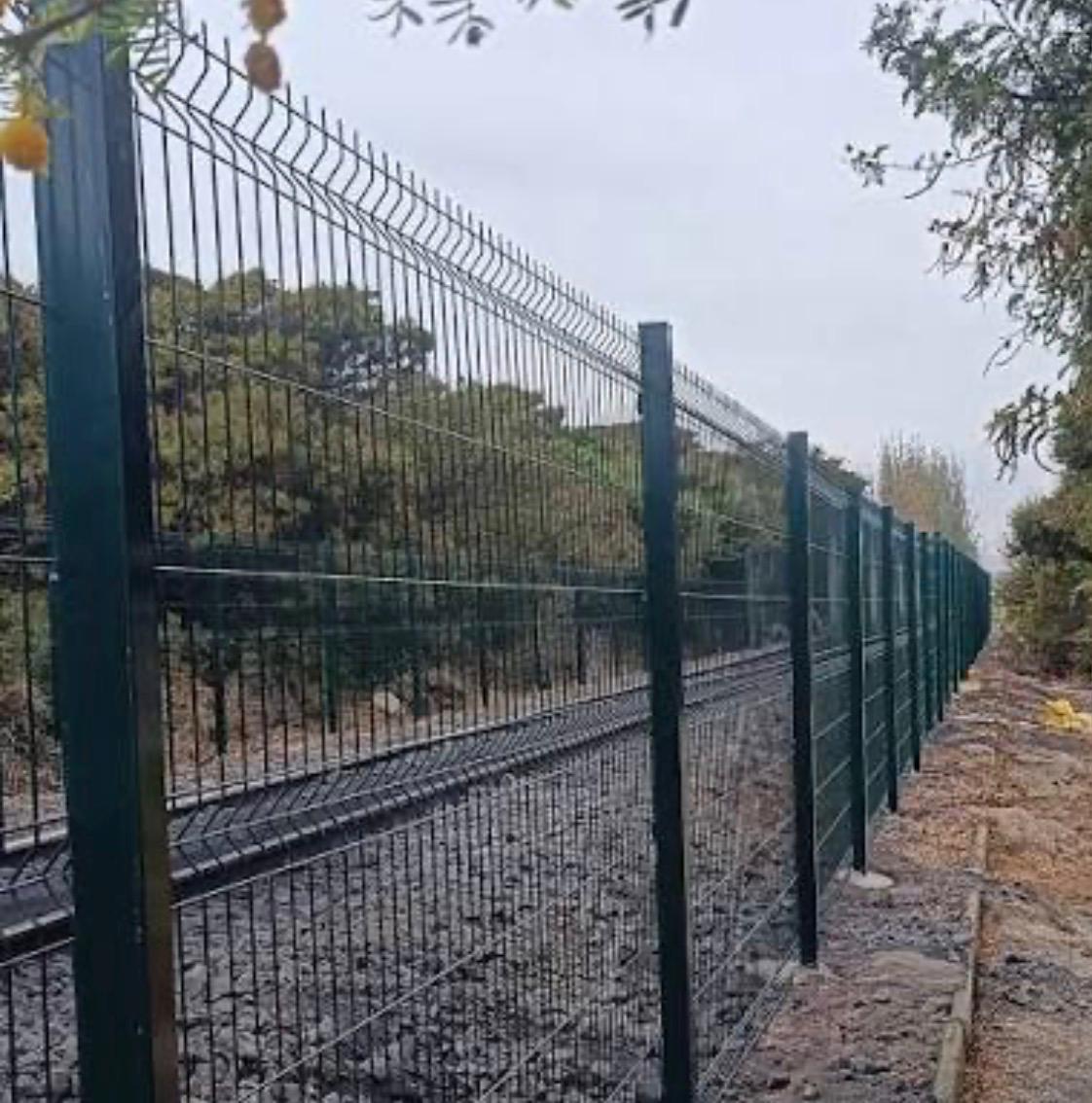 Reja Acmapor 3D verde instalada junto a plantación sobre poyo de hormigón