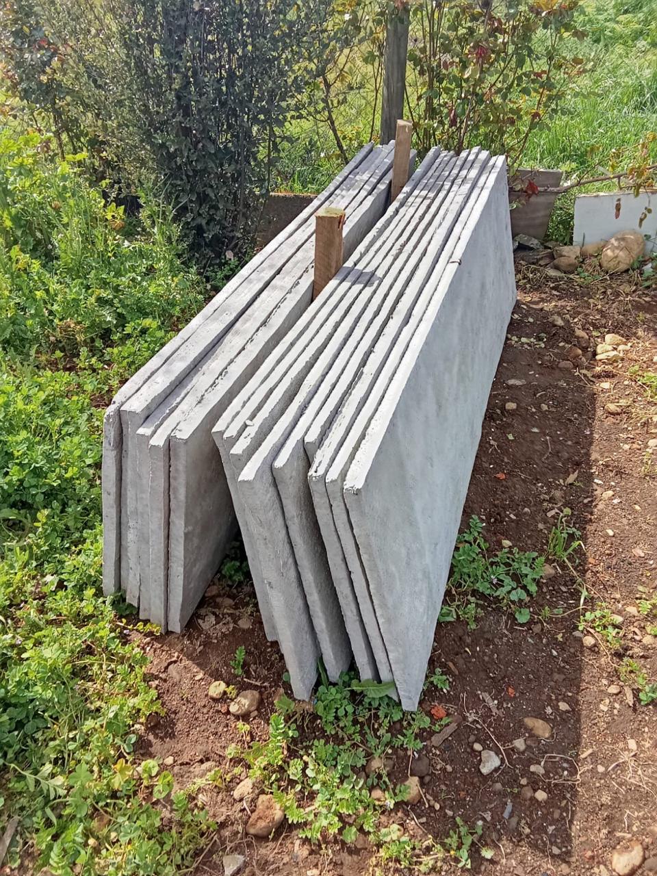 Panderetas de hormigón apiladas listas para instalar