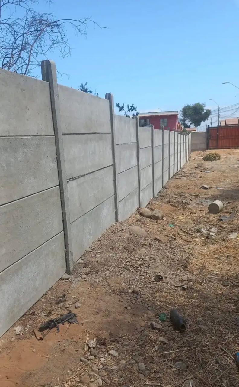 Pandereta de hormigón instalada en el perímetro de un terreno