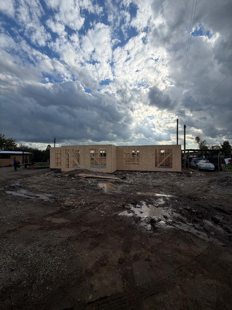 Radier de hormigón nivelado como base para construcción de casa
